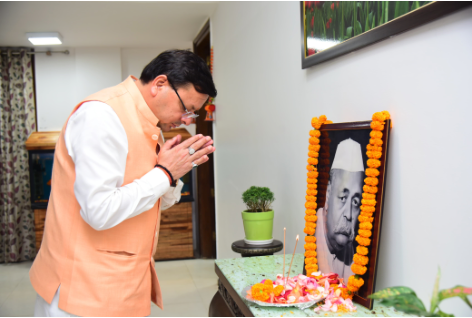 मुख्यमंत्री श्री पुष्कर सिंह धामी ने मंगलवार को मुख्यमंत्री आवास में भारत रत्न पं.गोविन्द बल्लभ पंत की जयंती के अवसर पर उनके चित्र पर श्रद्धा सुमन अर्पित कर श्रद्धांजलि दी।